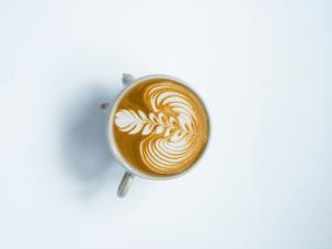Latte art in artisan ceramics