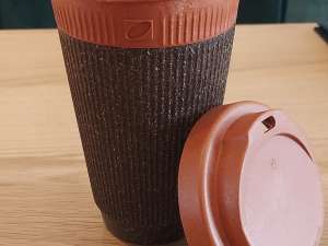 Weducer cup made with recycled coffee grounds and beech wood scraps