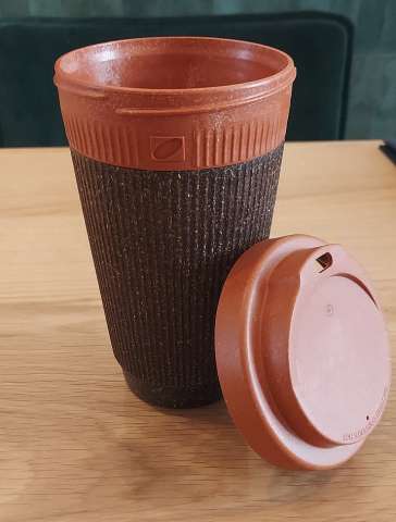 Weducer cup made with recycled coffee grounds and beech wood scraps